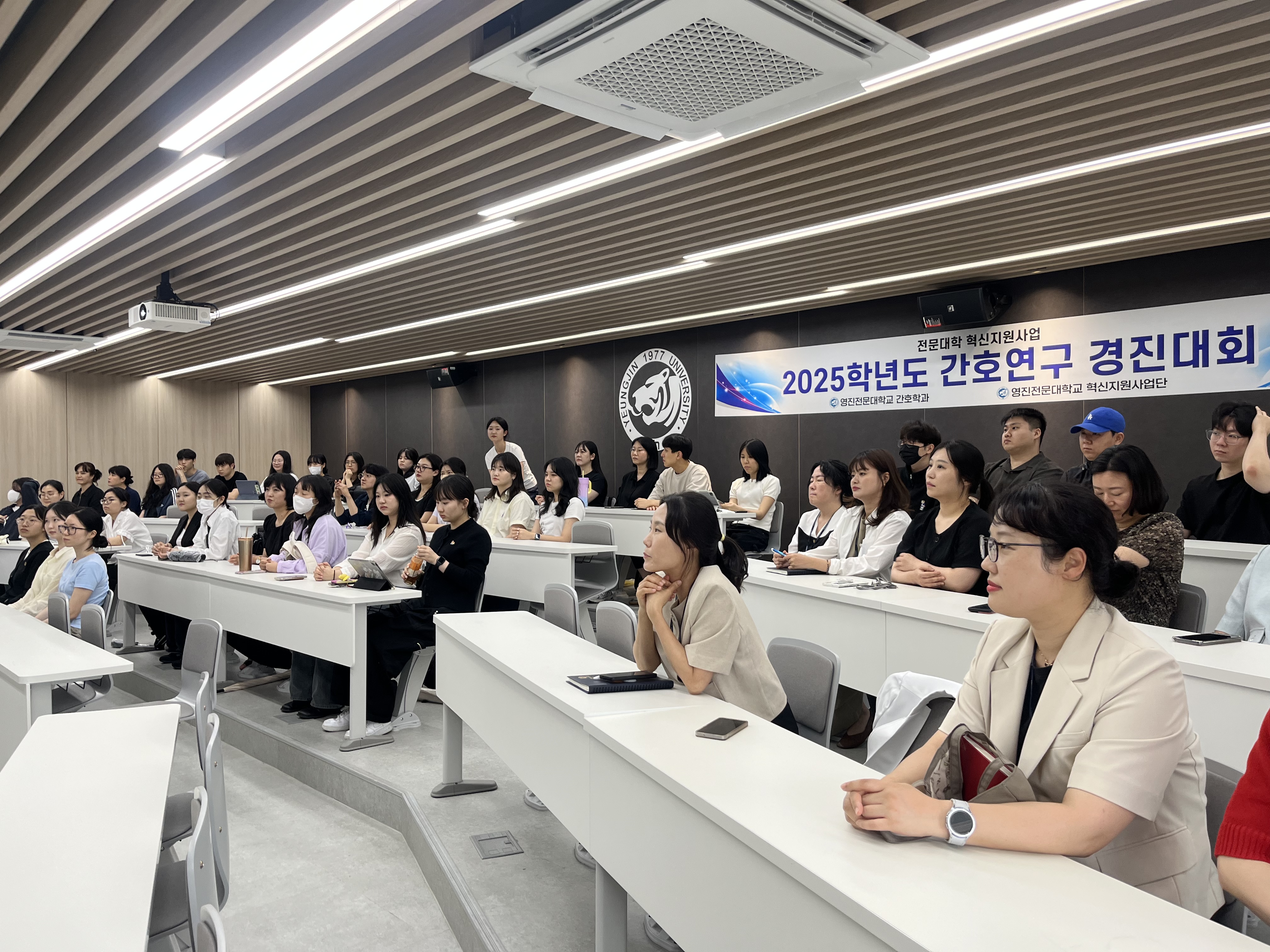 경진대회 단체 집중사진.jpg